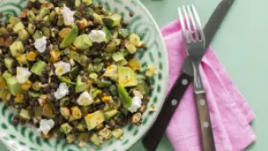 Linzensalade met avocado en muntdressing