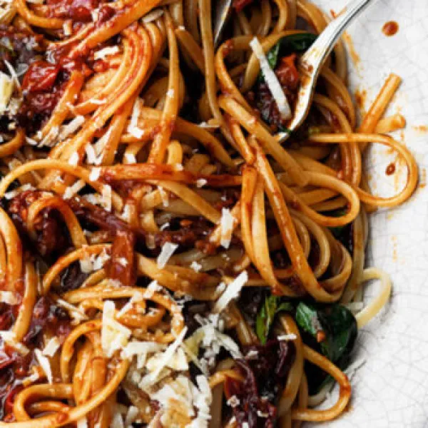 Fettuccine met pittige cherrytomatensaus