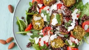 Linzensalade met falafel