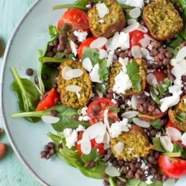 Linzensalade met falafel
