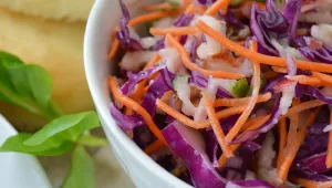 Koolsalade met appel en wortel