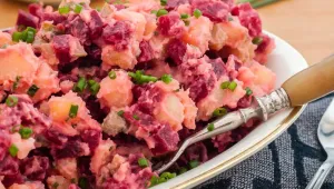 Aardappel-bietensalade met walnoot