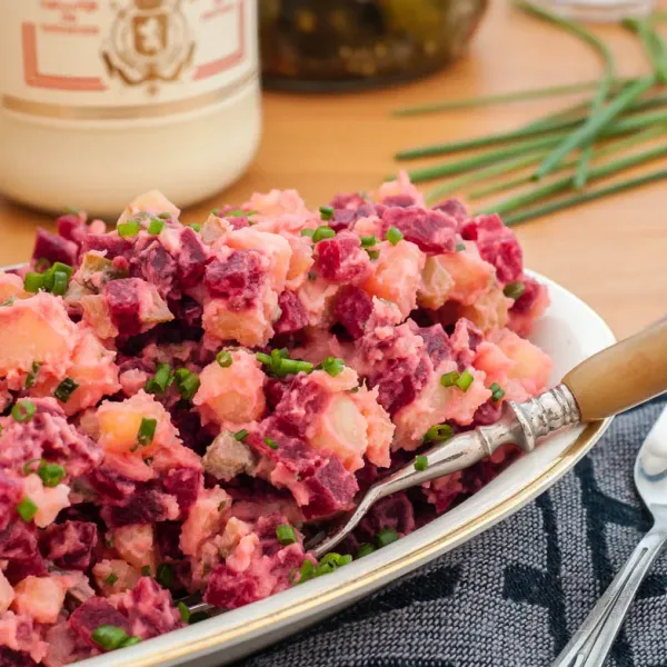 Aardappel-bietensalade met walnoot