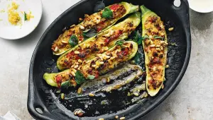 Gevulde courgettes met pijnboompittensalsa