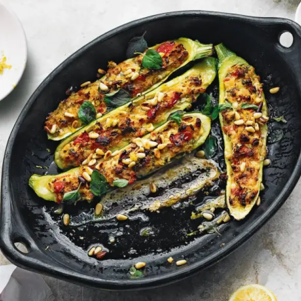 Gevulde courgettes met pijnboompittensalsa