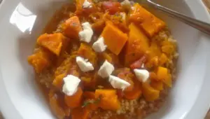 Vegetarische tajine met pompoen, zoete aardappel en feta