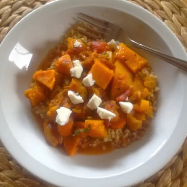 Vegetarische tajine met pompoen, zoete aardappel en feta