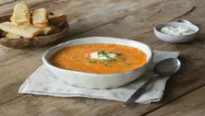 Tomaat-paprikasoep met parelcouscous en knoflook-soepstengels