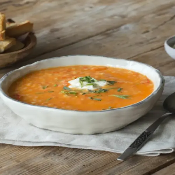 Tomaat-paprikasoep met parelcouscous en knoflook-soepstengels
