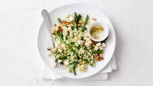 Parelcouscous met tuinbonen, feta en asperges