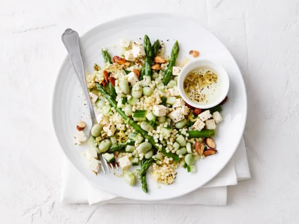 Parelcouscous met tuinbonen, feta en asperges