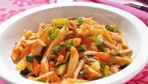 Penne met rode saus, italiaanse groeten, gehakt en chorizo