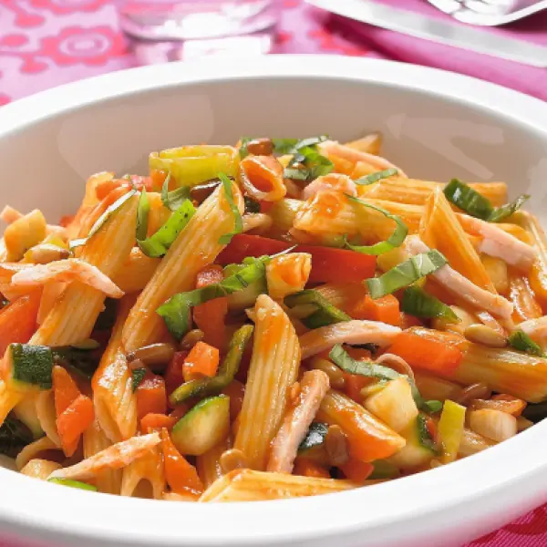 Penne met rode saus, italiaanse groeten, gehakt en chorizo