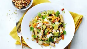 Volkoren penne met spruitjes, roomkaas en walnoten