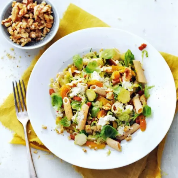 Volkoren penne met spruitjes, roomkaas en walnoten