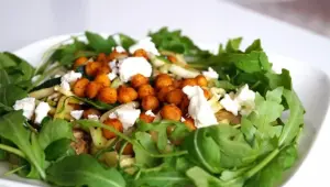 Courgetti met krokante kikkererwten, feta en rucola