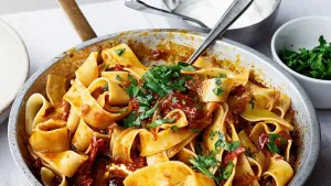 Pappardelle met rozenharissa, zwarte olijven en kappertjes