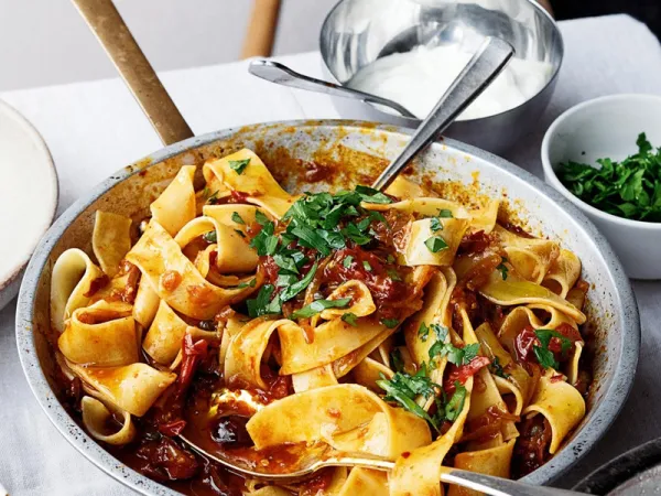 Pappardelle met rozenharissa, zwarte olijven en kappertjes