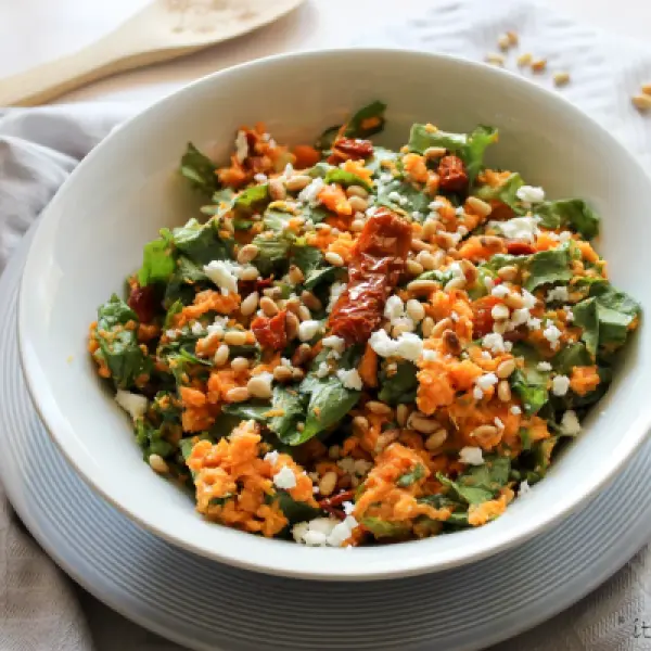 Stamppot rauwe andijvie met zoete aardappel, zongedroogde tomaten en geitenkaas