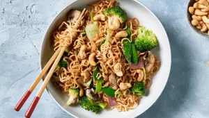 Japanse woknoedels met knoflookgroenten