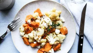 Vegetarische kapsalon met zoete aardappel en bloemkool