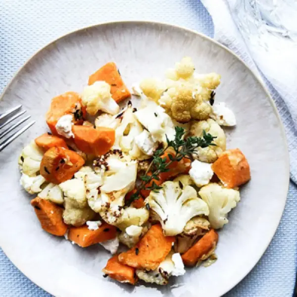 Vegetarische kapsalon met zoete aardappel en bloemkool