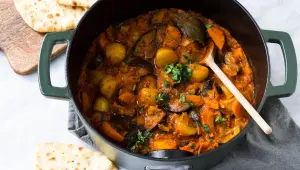 Vegetarische stoof met aardappel, groenten en linzen