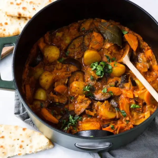 Vegetarische stoof met aardappel, groenten en linzen