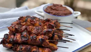 Simpele kipsaté in ketjap marinade
