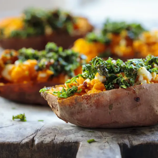 Loaded sweet potatoes met feta en knapperige boerenkool