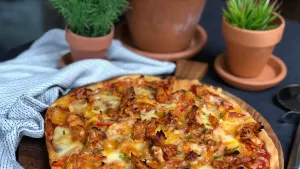 Pizza met pikante kip