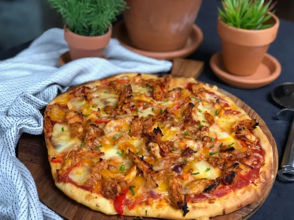 Pizza met pikante kip