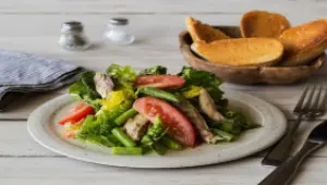 Salade van warmgerookte makreel met knoflookbrood