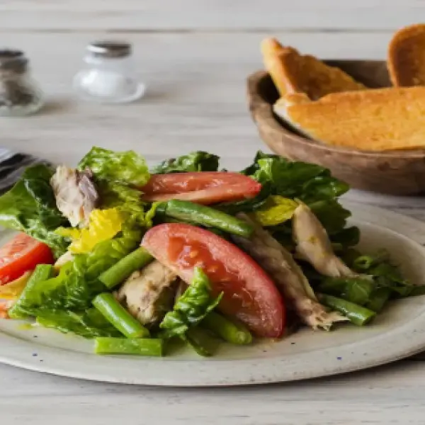 Salade van warmgerookte makreel met knoflookbrood