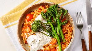 Tomatenorzo met geroosterde bimi en burrata