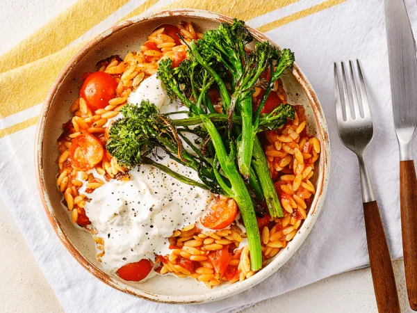 Tomatenorzo met geroosterde bimi en burrata