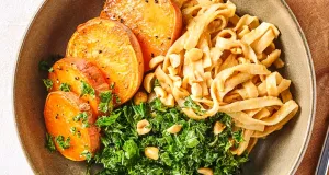 Pindanoedels met crispy boerenkool