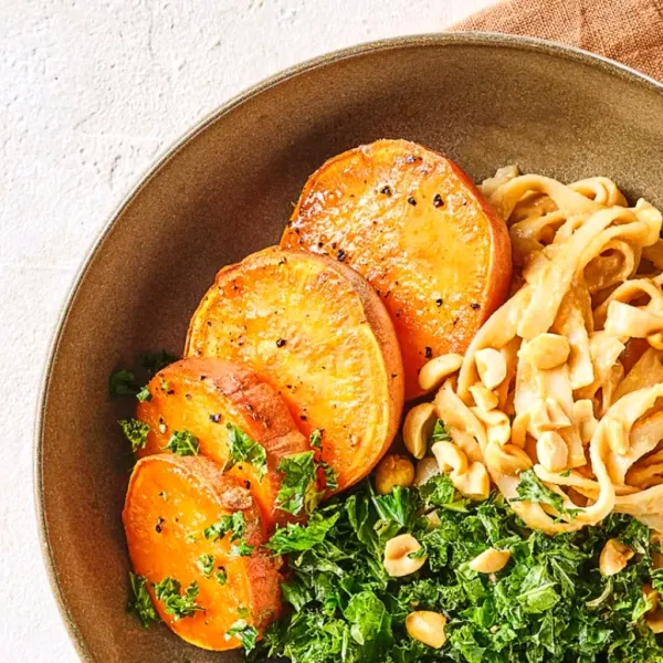 Pindanoedels met crispy boerenkool