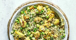 Rijstsalade met geroosterde kurkumabloemkool