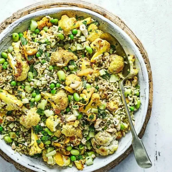 Rijstsalade met geroosterde kurkumabloemkool